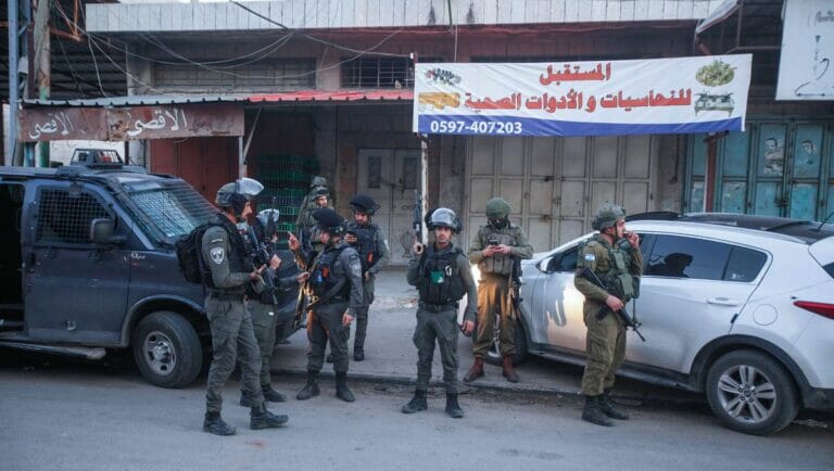 Israelische Sicherheitskräfte am Ort des Terrorangriffs in Hawara