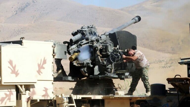 Hisbollahkämpfer betätigt Artilleriegeschütz