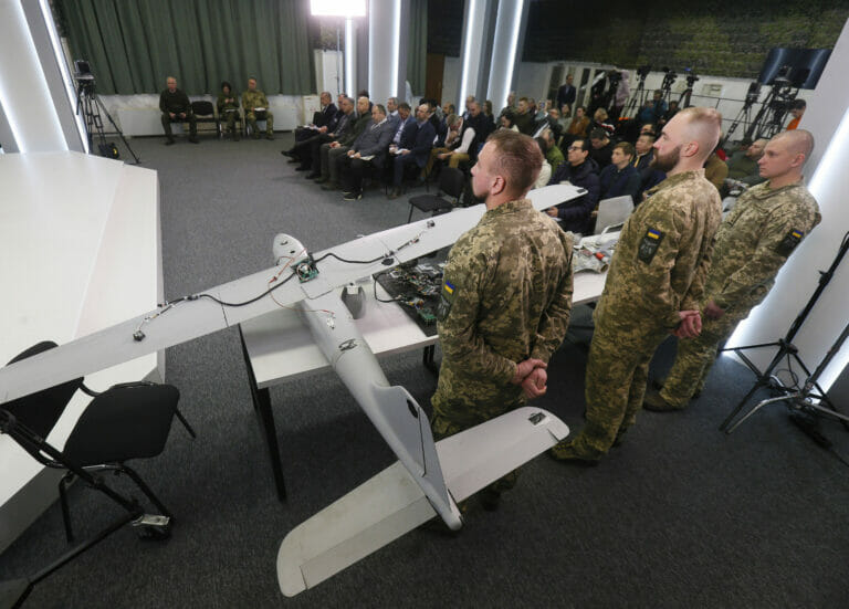 Ukrainische Sicherheitskräfte präsentieren von Russland eingesetzt iranische Drohnen