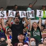 Iranerinnen bei der Fußball-WM in Katar halten Buchstaben mit dem Namen Mahsa Amini hoch