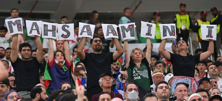 Iranerinnen bei der Fußball-WM in Katar halten Buchstaben mit dem Namen Mahsa Amini hoch