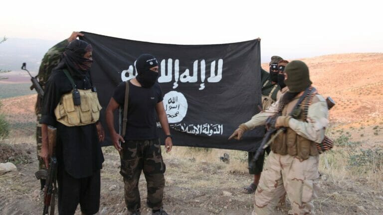IS-Kämpfer posieren mit der Flagge der Terrororganisation