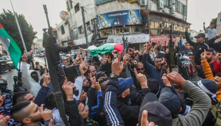 Der mit einer Fahne bedeckten Leichnam von Jana Zakarneh, die von einem israelischen Soldaten in Dschenin getötet wurde