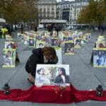 Protestveranstaltung in Paris mit Fotos der während der Proteste im Iran getöteten Menschen