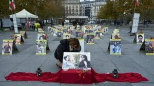 Protestveranstaltung in Paris mit Fotos der während der Proteste im Iran getöteten Menschen