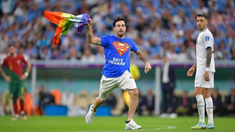 Fußball-Fan bei der WM protestiert gegen die LGBT-Verfolgung in Katar