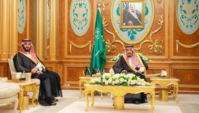 Der saudische König Salman bin Abdulaziz mit Kronprinz Mohammed bin Salman