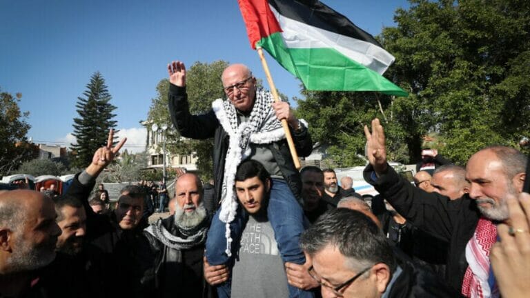 Der aus der Haft entlassene arabisch-israelische Terrorist Karim Younis wird in seiner Heimatstadt bei Haifa wie ein Held empfangen