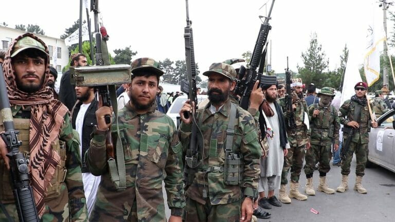Kämpfer der Taliban bei einer Parade der Afghanistan regierenden Terrororganisation