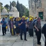 Nichtmuslimische Besucher des Tempelbergs werden gezwungen, gelbe Hüte zu tragen