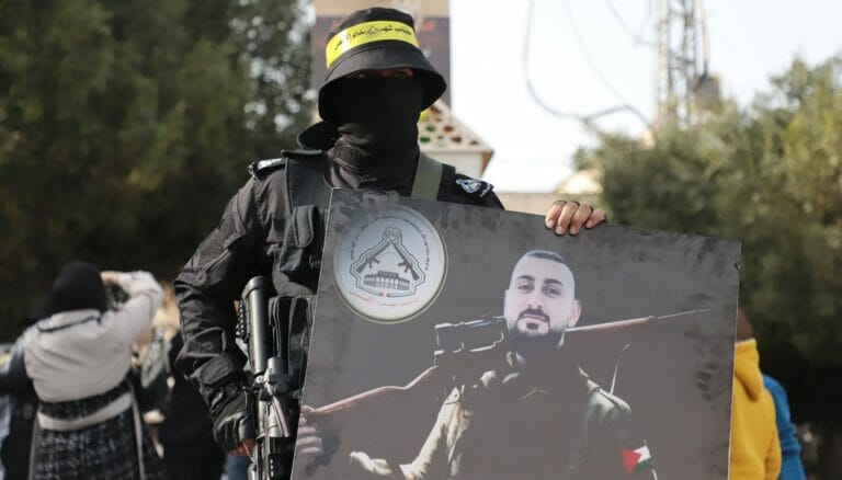 Mitglieder der Al-Aqsa-Märtyrer-Brigaden der Fatah feiern die Terroranschläge von Jerusalem