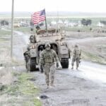 Amerikanische Soldaten der US-geführten Joint Task Force auf einer Patrouille nahe der syrischen Stadt Rojava