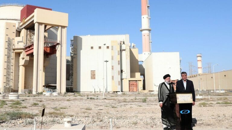 Präsident Risi und Irans Atomchef Eslami vor dem Kernkraftwerk Bushehr