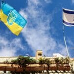 Die ukrainische und die israelische Flagge an einem Haus in der Jaffa Road in Jerusalem
