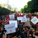 Tunesier demonstrierten am Jahrestag der Revolution von 2011 auf der Habib-Bourguiba-Allee gegen Präsident Kais Saied (© Imago Images / Sipa USA)