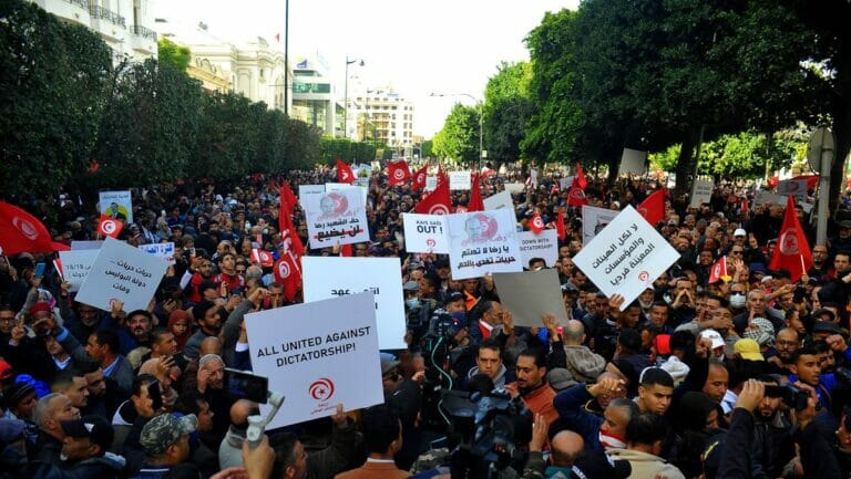 Tunesier demonstrierten am Jahrestag der Revolution von 2011 auf der Habib-Bourguiba-Allee gegen Präsident Kais Saied (© Imago Images / Sipa USA)