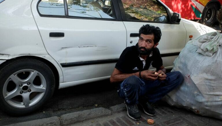Armut nimmt rasant zu: Obdachloser Iraner in Shiraz