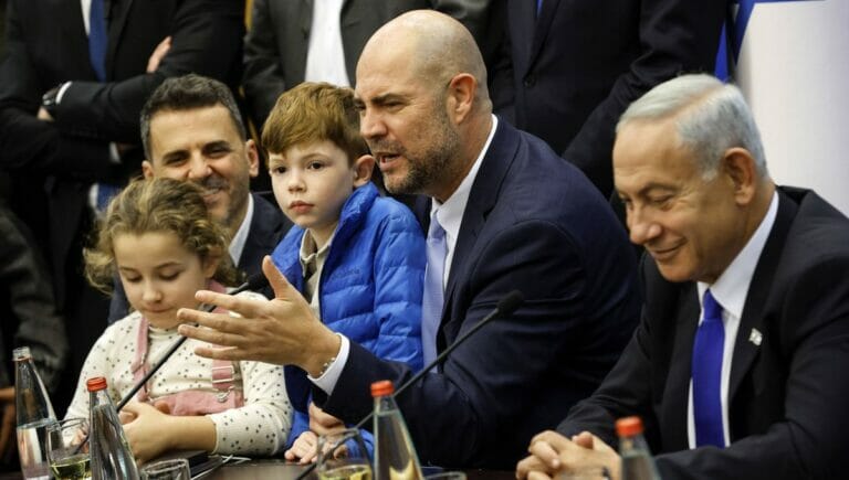 Der neue Knessetsprecher Amir Ohana mit seinem Partner Alon, seinen beiden Kindern und Premierminister Benjamin Netanjahu