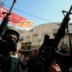 Bewaffnete Kämpfer patrouillieren nach dem israelischen Anti-Terror-Einsatz in Dschenin