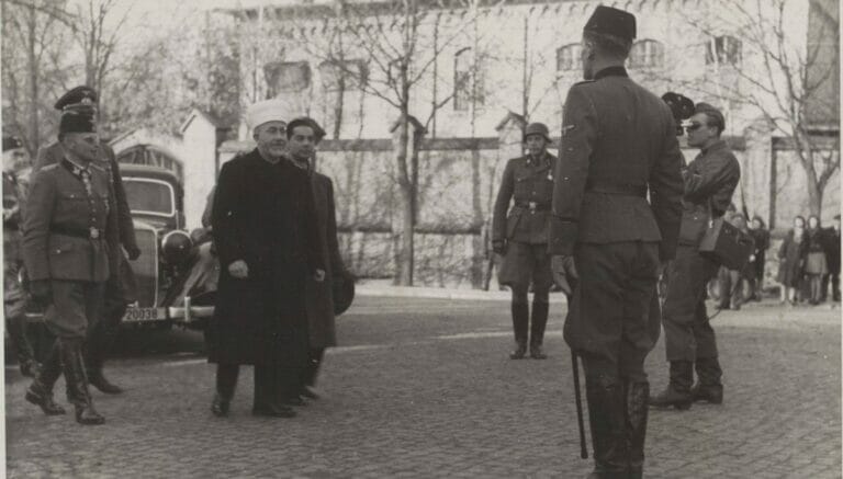 Der Mufti von Jerusalem Haj Amin al-Husseini besucht 1943 eine Waffen-SS-Einheit in Bosnien