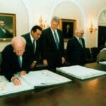 Yitzak Rabin und Yassir Arafat unterzeichnen 1995 das Oslo-II-Abkommen