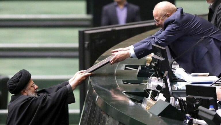 Irans Präsident Ebrahim Raisi und Parlamentssprecher Mohammad Bagher Ghalibaf