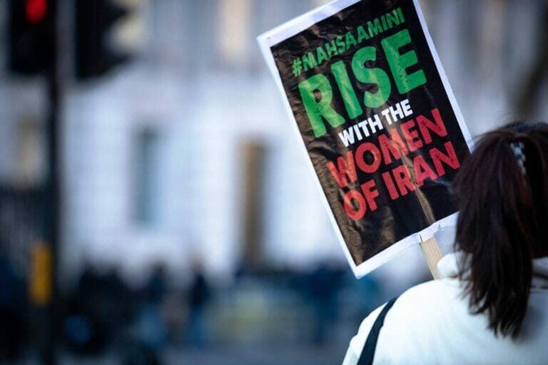 Demonstration in London zur Unterstützung der Proteste im Iran. Der Kurier feiert unterdessen den »World-Hijab-Day«. (© imago images/ZUMA Wire)