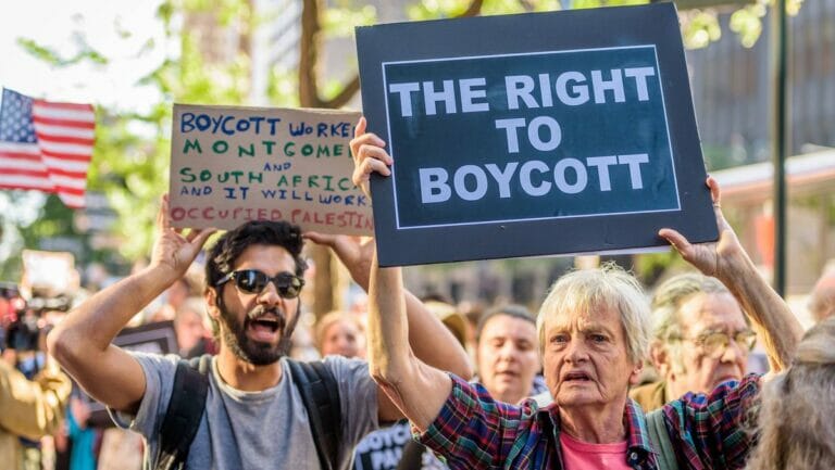 Demonstranten der antisemitischen Boykott-Bewegung protestieren gegen Anti-BDS-Gesetze