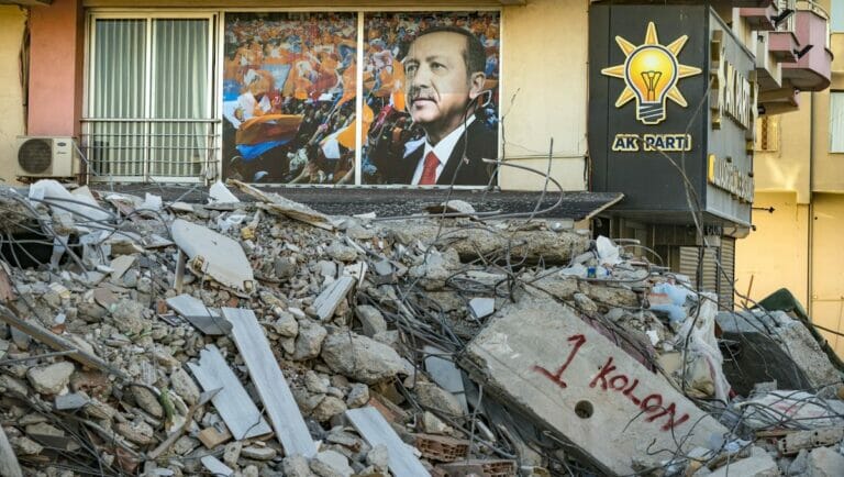 Das Parteibüro von Erdogans AKP in der vom Erdbeben betroffenen Stadt Kahramanmarash in der Südtürke
