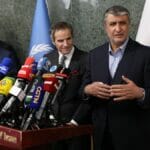 Der Chef der UN-Atombehörde, Rafael Grossi, und der Leiter des iranischen Atomprogramms, Mohammad Eslami,
