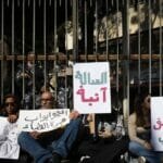 Angehörige der Opfer der Hafenexplosion demonstrieren vor dem Beiruter Justizpalast