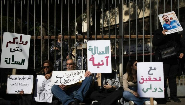 Angehörige der Opfer der Hafenexplosion demonstrieren vor dem Beiruter Justizpalast