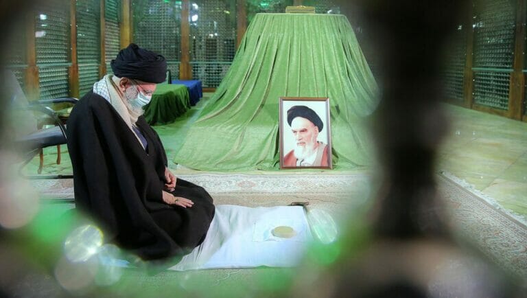 Irans Oberster Führer Khamenei betet am Schrein von Revolutionsführer Khomeini