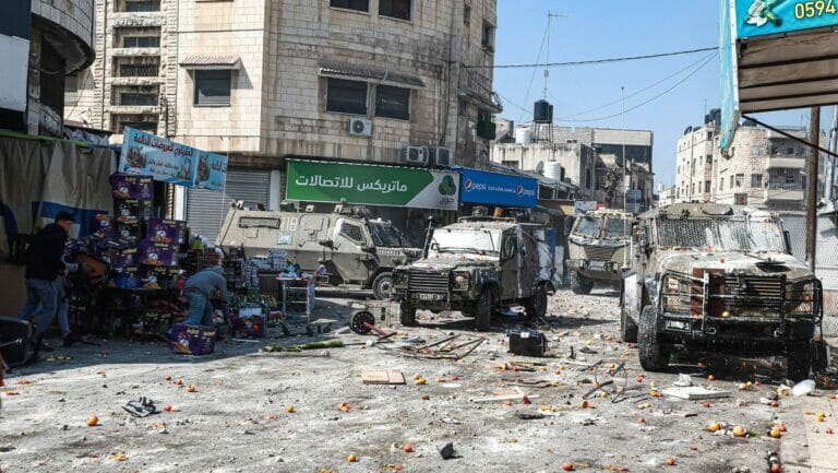Israelische Militär in Nablus sichert das Gebiet des Anti-Terror-Einsatzes ab