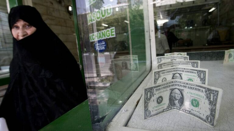 Der iranische Rial ist auf einen historischen Tiefstand gegenüber dem Dollar gefallen