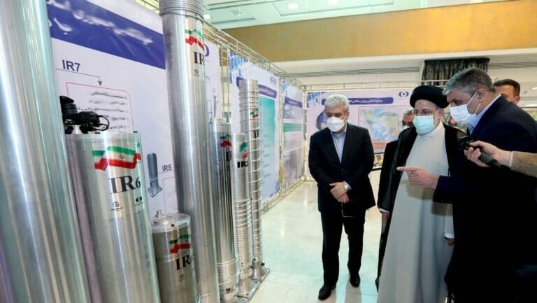 Präsident Raisi lässt sich neueste Generation iranische Zentrifugen zur Urananreicherung zeigen
