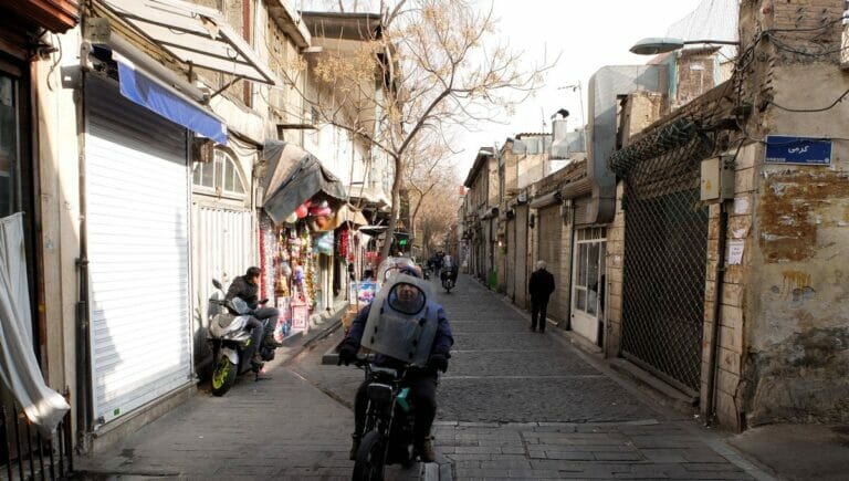 Wegen des Währungsverfalls bleiben viele Geschäfte auf dem Basar in Teheran geschlossen