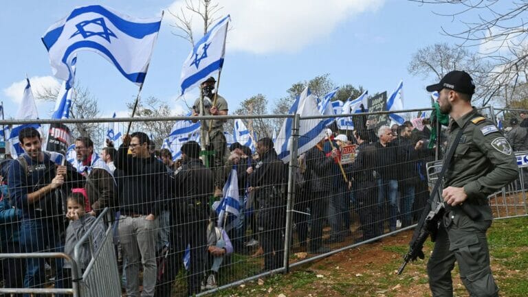 Protest gegen geplante Justizreform: Grenzpolizist bewacht die Absperrungen vor Knesset in Jerusalem