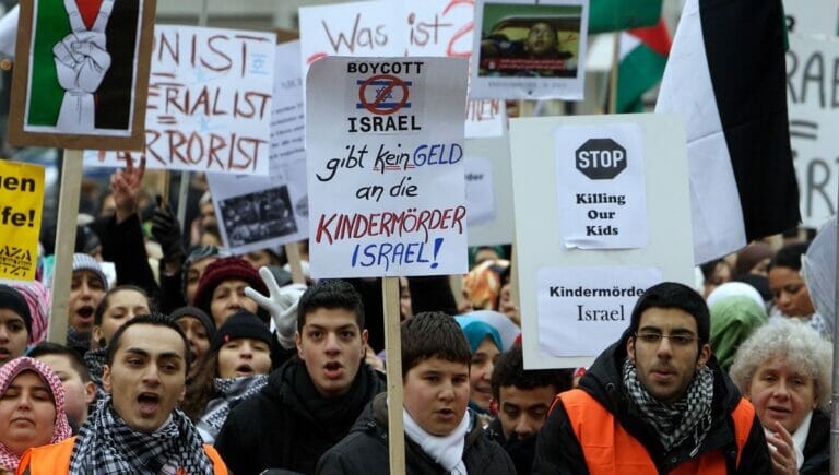 Antisemitische Transparente auf propalästinensischer Demonstration in Frankfurt/M.