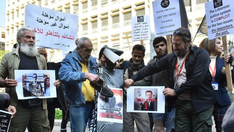 Demonstranten protestieren vor der libanesischen Zentralbank in Beirut