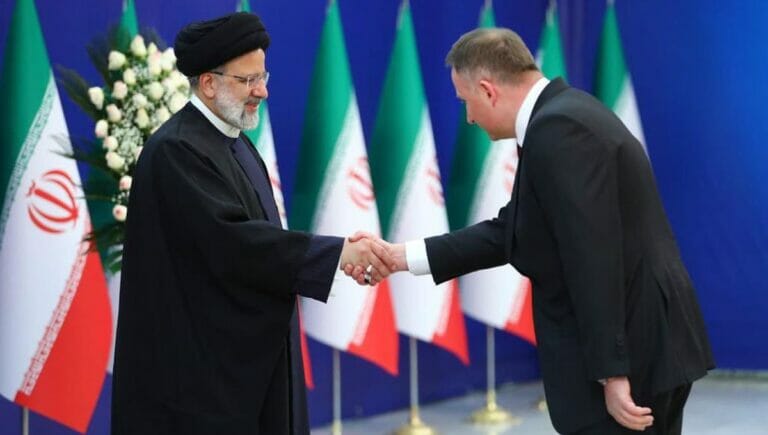 Der polnische Botschafter Maciej Fałkowski verneigt sich vor Irans Präsidenten Ebrahim Risi
