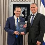 Tamir Hayman und Israel Präsident Herzog bei der Präsentation des INSS-Berichts