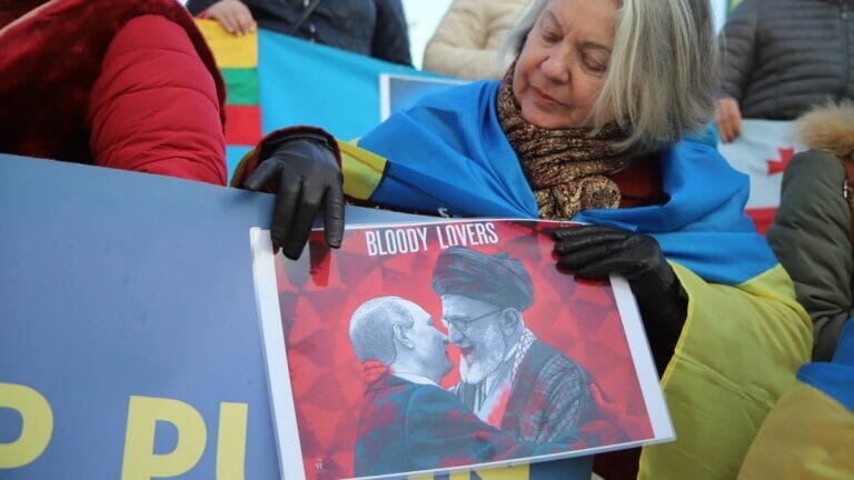 Proukrainische Demonstration: Gegen Russlands Putin und Irans Khamenei
