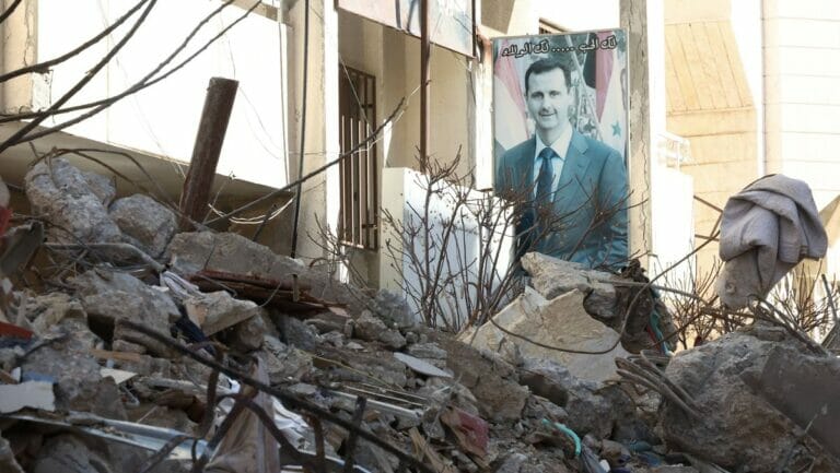 Ein Assad-Poster nach dem Erdbeben in Syrien