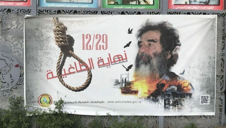 Poster in Bagdad zu zwanzig Jahren US-Invasion und Sturz Saddam Husseins