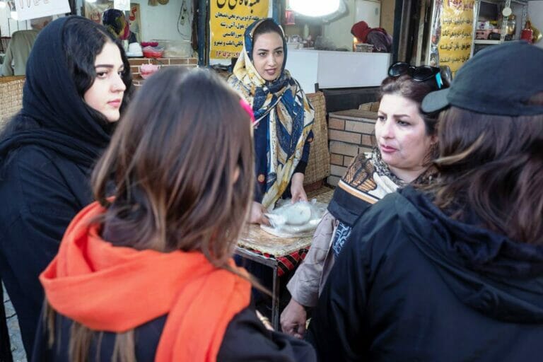 Immer mehr Frauen im Iran setzen sich über die Hidschab-Pflicht hinweg. (© imago images/NurPhoto)