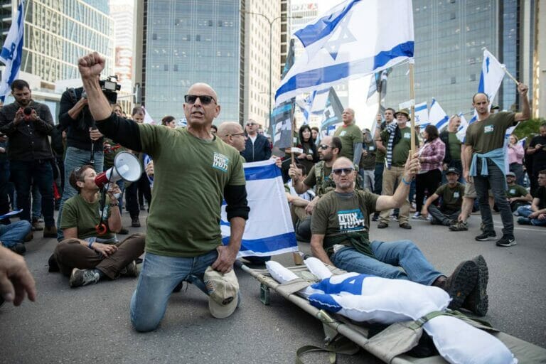 Israelische Reservesoldaten bei regierungskritischen Protesten. (© imago images/Sipa USA)