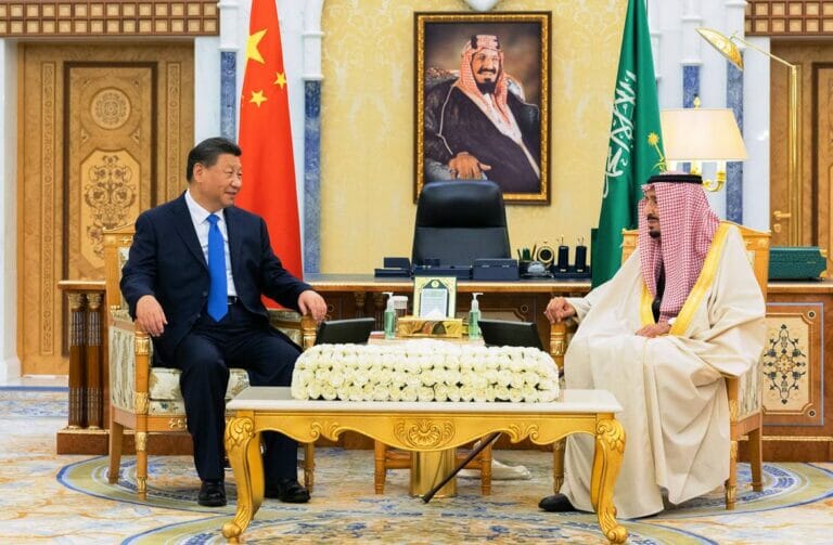 Chinas Präsident Xi Jinping und der saudische Kronprinz Mohammed bin Salman bei einem Treffen in Riad im Dezember 2022. (© imago images/Xinhua)