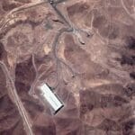 Die Tunneleingänge zu der in einen Berg gegrabenen iranischen Urananreicherungsanlage Fordo. (Quelle: Google Earth)