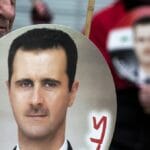 Anhänger von Assad demonstrieren mit Fotos des syrischen Präsidenten